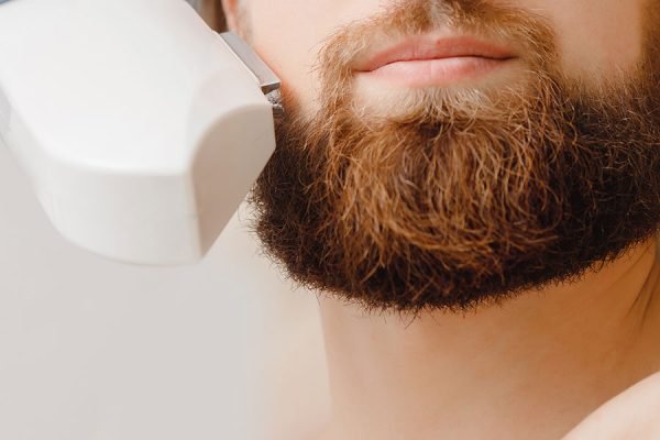 Une barbe taillée au laser ou à la perfection